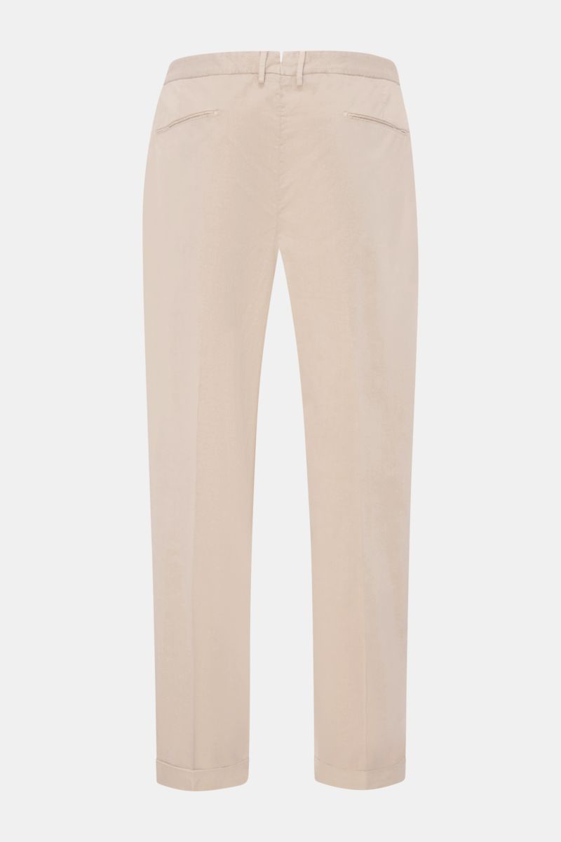 Santaniello Chinos 'Arsenio' beige shown from the back, ankle-length cotton twill with single pleat, jetted pockets, fixed hem turn-up.  
Casual meets stylish: The chinos 'Arsenio' by SANTANIELLO are made of soft twill in pure cotton with a single plea