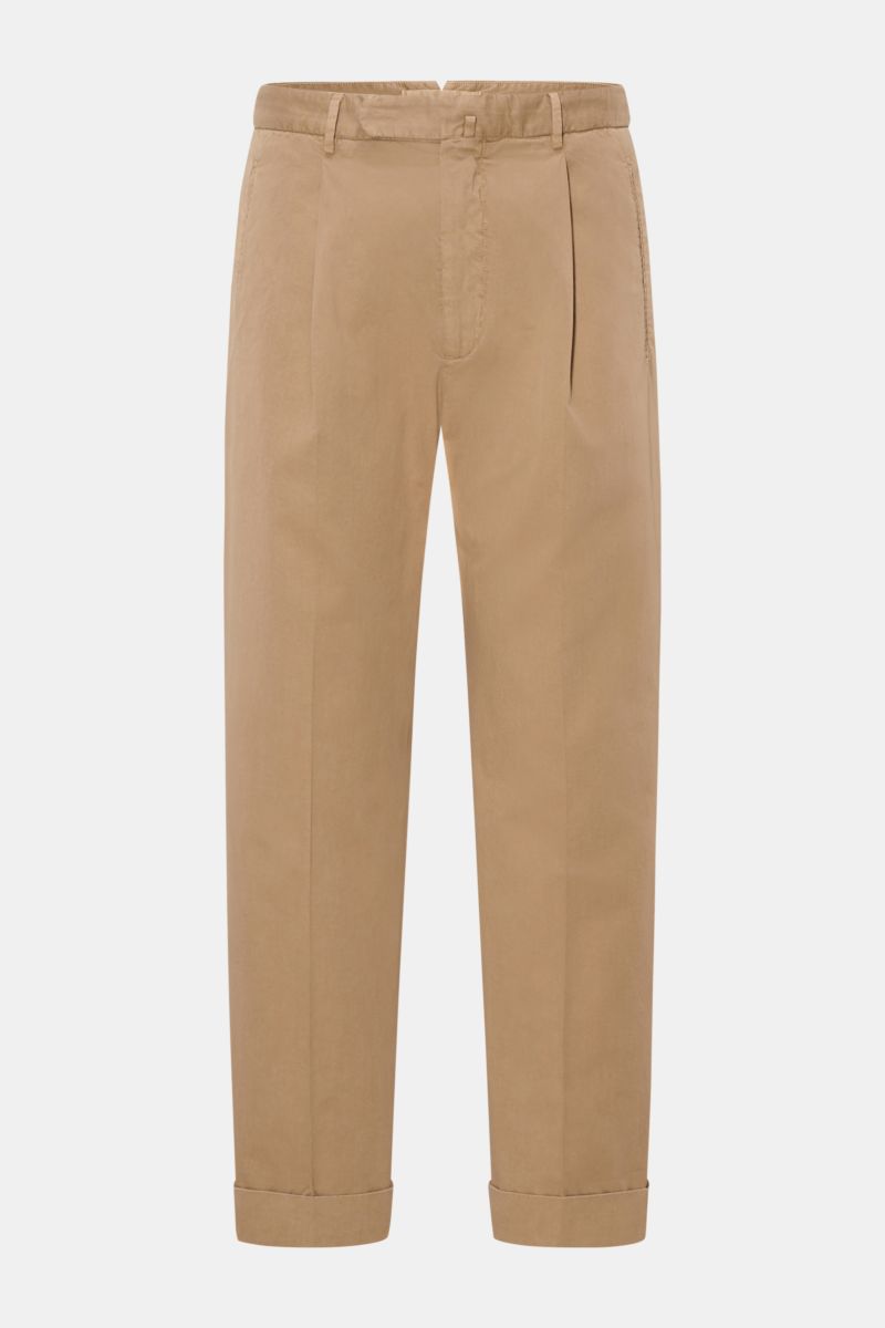 Front view of Santaniello Chinos 'Arsenio' light brown made of soft cotton twill with single pleat, tapered fit, zip, and button closure.

Casual meets stylish: The chinos 'Arsenio' by SANTANIELLO are made of soft twill in pure cotton with a single ple