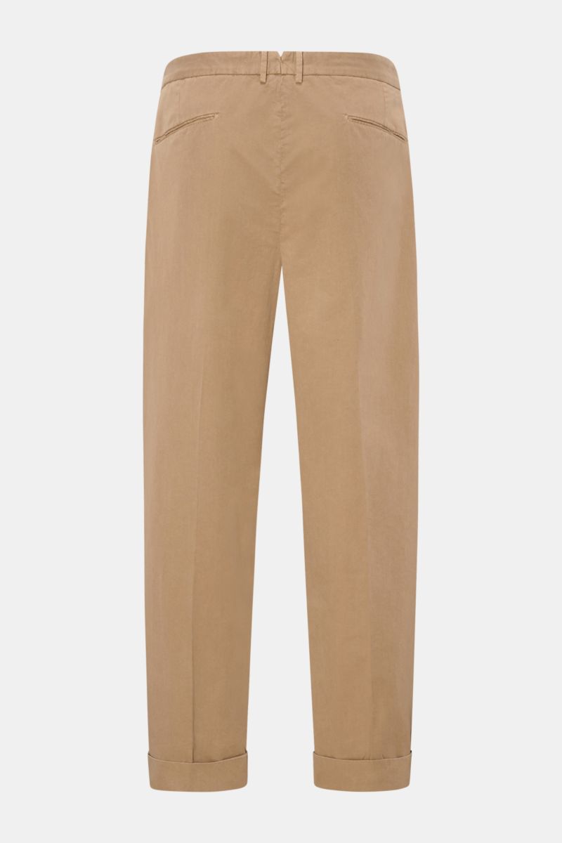 Rear view of Santaniello Chinos 'Arsenio' light brown made of fine cotton twill with single pleat, jetted pockets, tapered fit, ankle length, and fixed hem turn-up; casual meets stylish.

Description: Casual meets stylish: The chinos 'Arsenio' by SANTA