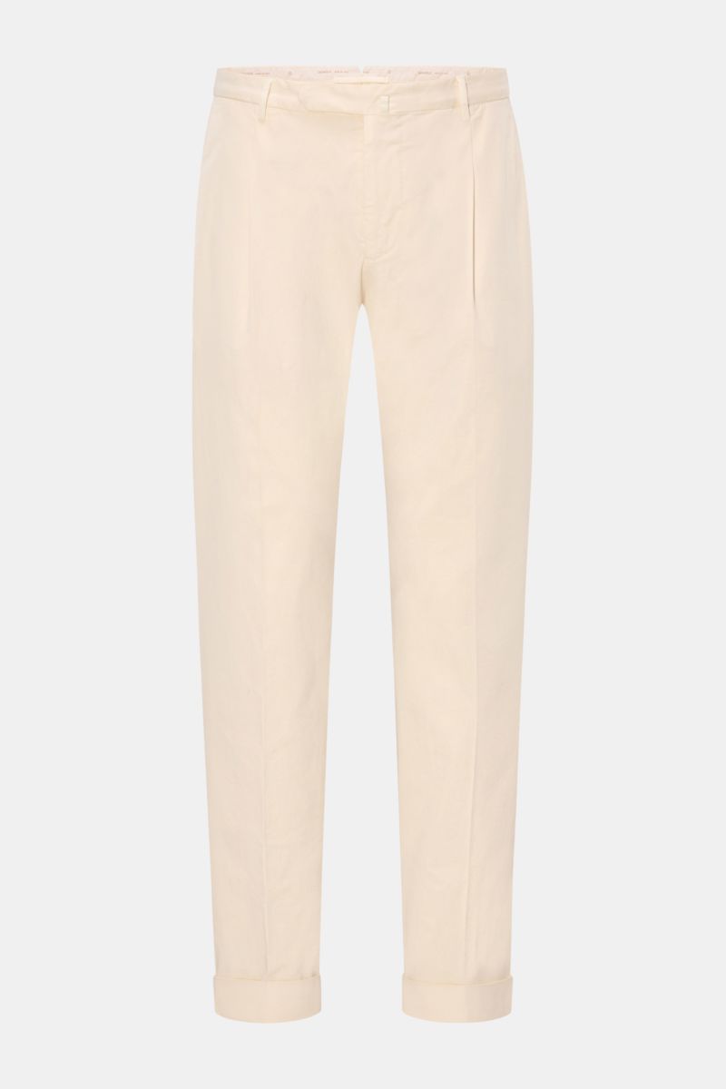 Front view of Santaniello Chinos 'Camerota' cream in fine cotton twill with single pleat, tapered fit, ankle length, and button flap back pockets.  

Description:  
Casual meets stylish: The chinos 'Camerota' by SANTANIELLO are made of soft twill in sl