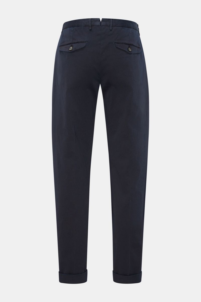 Santaniello Chino 'Camerota' navy, knöchellang, aus softem, leicht elastischem Baumwoll-Twill, Rückenansicht mit Bundfalte, geknöpften Gesäßtaschen.