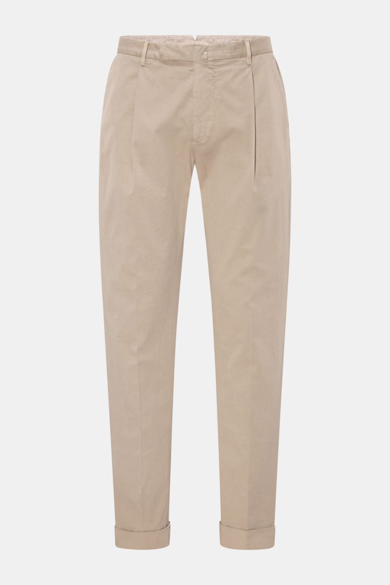 Santaniello Chino 'Camerota' beige, frontale Ansicht, knöchellang, mit einfacher Bundfalte, Twill-Baumwolle, französische Taschen, Saumaufschlag.