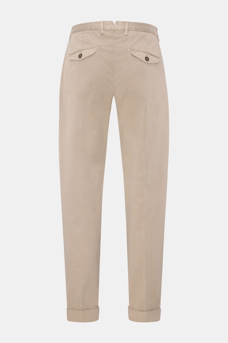 Santaniello Chino 'Camerota' beige, knöchellang mit einfacher Bundfalte, französischen Taschen, Reißverschluss, fixiertem Saumaufschlag, Rückansicht.