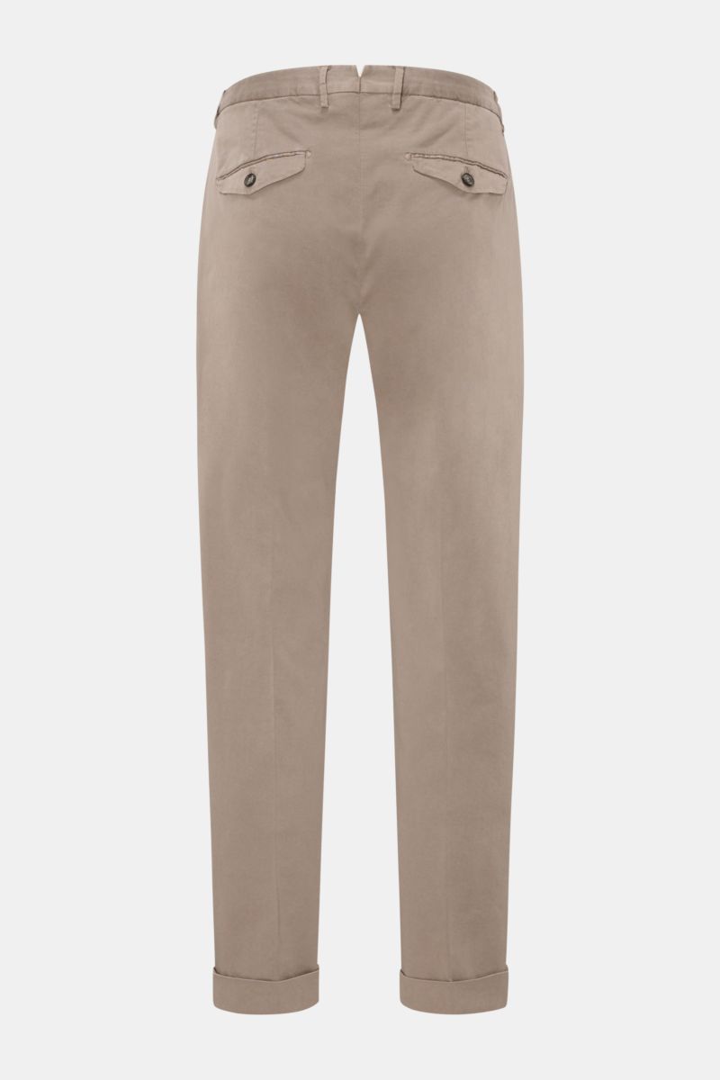 Rear view of Santaniello Chinos 'Camerota' taupe in soft, slightly stretchy cotton twill with single pleat, French pockets, button flap back pockets, and fixed hem turn-up.

Description: Casual meets stylish: The chinos 'Camerota' by SANTANIELLO are ma
