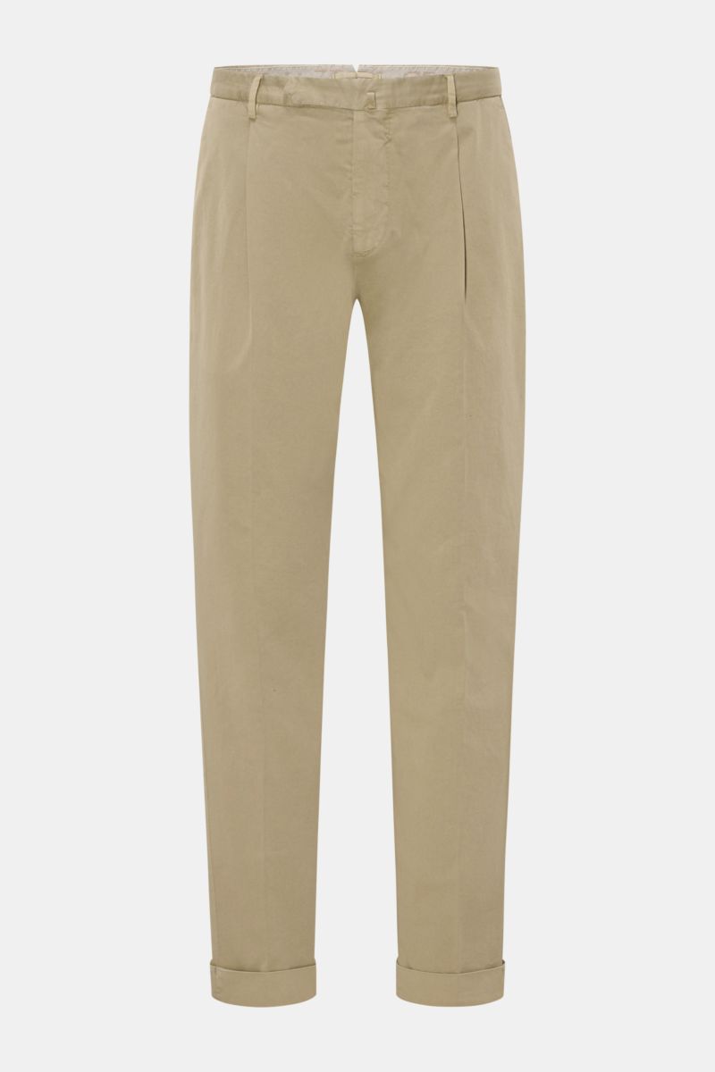 Santaniello Chinos 'Camerota' olive shown from the front on a white background, made of soft, slightly stretchy cotton twill with a single pleat, tapered fit, regular thigh width, ankle length, zip and waist buttons, French pockets, back pockets with butt