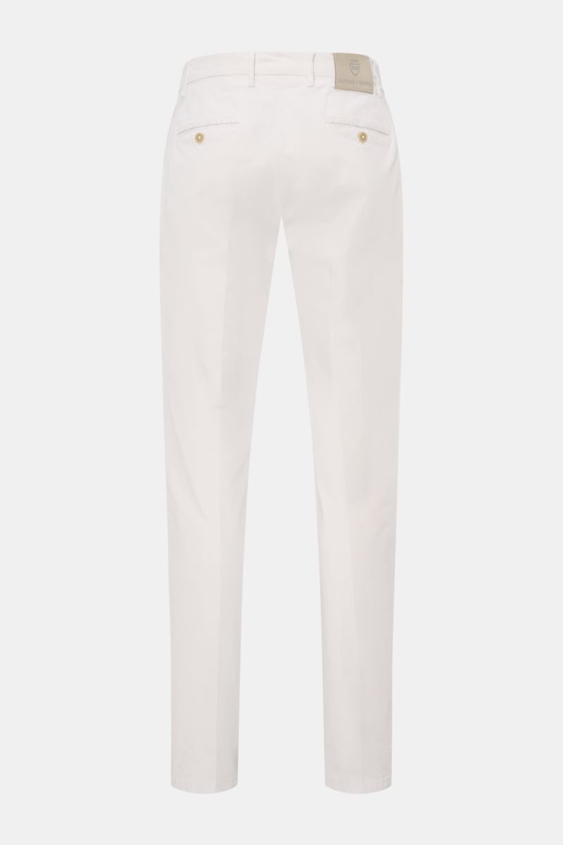 Richard J. Brown Chinos 'Singapore' sand shown from the back, slim fit tapered cotton twill with zip, buttons, French pockets, watch pocket, and leather patch. Everyday luxury: Soft cotton with slight stretch content give the model 'Singapore' by RICHA