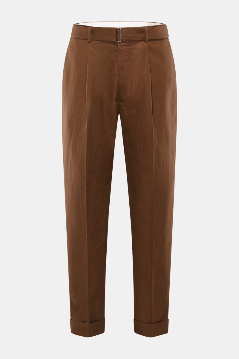 Frontansicht der braunen Officine Générale Hose 'Hugo' aus Lyocell, Leinen, Baumwolle, tapered fit, knöchellang mit Gürtel.