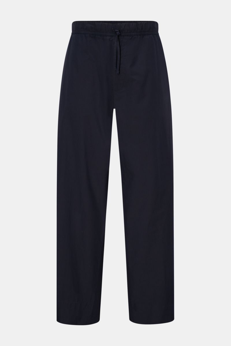 Officine Générale Baumwoll-Jogpants 'Nilson' navy, frontale Ansicht, knöchellang, tapered Fit, elastischer Bund mit Tunnelzug, Taschen seitlich und aufgesetzt.