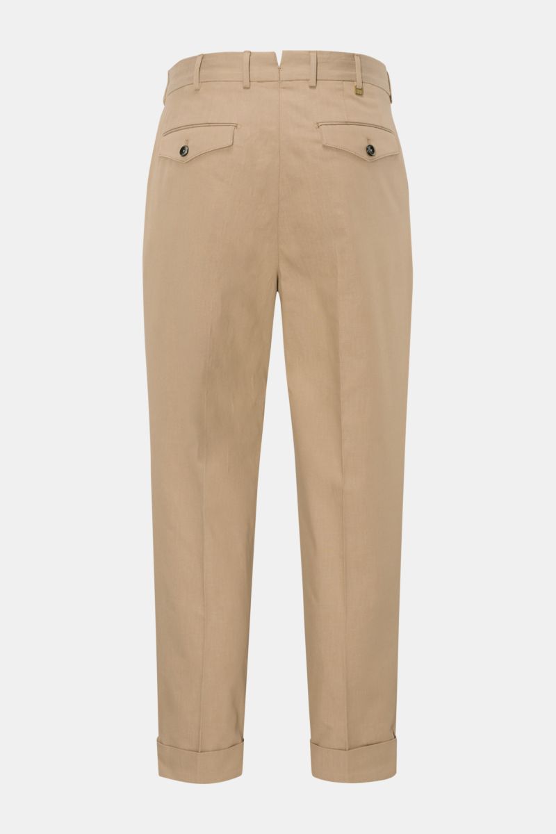 Rückansicht der PT Torino Baumwollhose 'Carrot Fit' sand meliert mit doppelter Bundfalte, verlängerter Knopfriegel, Gesäßtaschen mit Patte, fixiertem Saumaufschlag.
