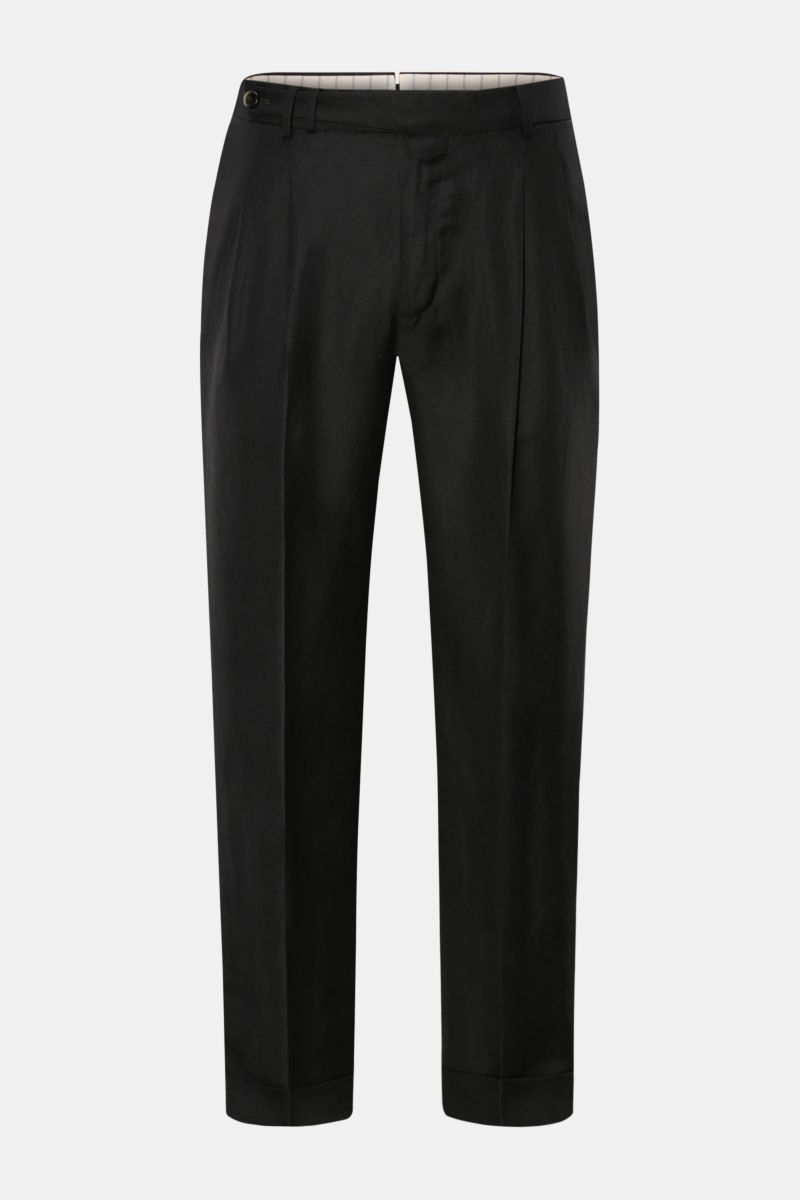 Front view of PT Torino Trousers 'Carrot Fit' black, showcasing high waist, double pleats, cropped tapered legs, and fixed hem turn-up. Italian nonchalance meets the lightness of linen and virgin wool: With the short tapered cut of the model 'Carrot Fit',