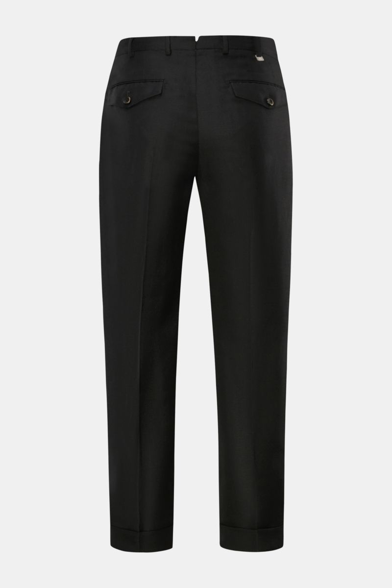 PT Torino Trousers 'Carrot Fit' black shown from the back, cropped length, high waist, double pleats, buttoned flap back pockets, fixed hem turn-up, blend of virgin wool and linen with twill texture. Italian nonchalance meets lightness of linen and virgin