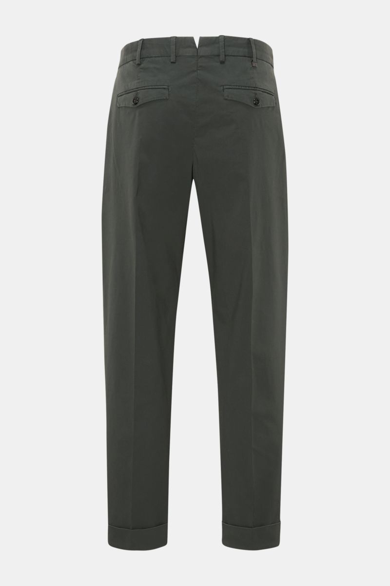 PT Torino Chino 'Rebel Fit' dunkelgrün, Rückansicht, knöchellang, schmal zulaufend, aus reiner Baumwolle, mit Bundfalte und Gesäßtaschen.