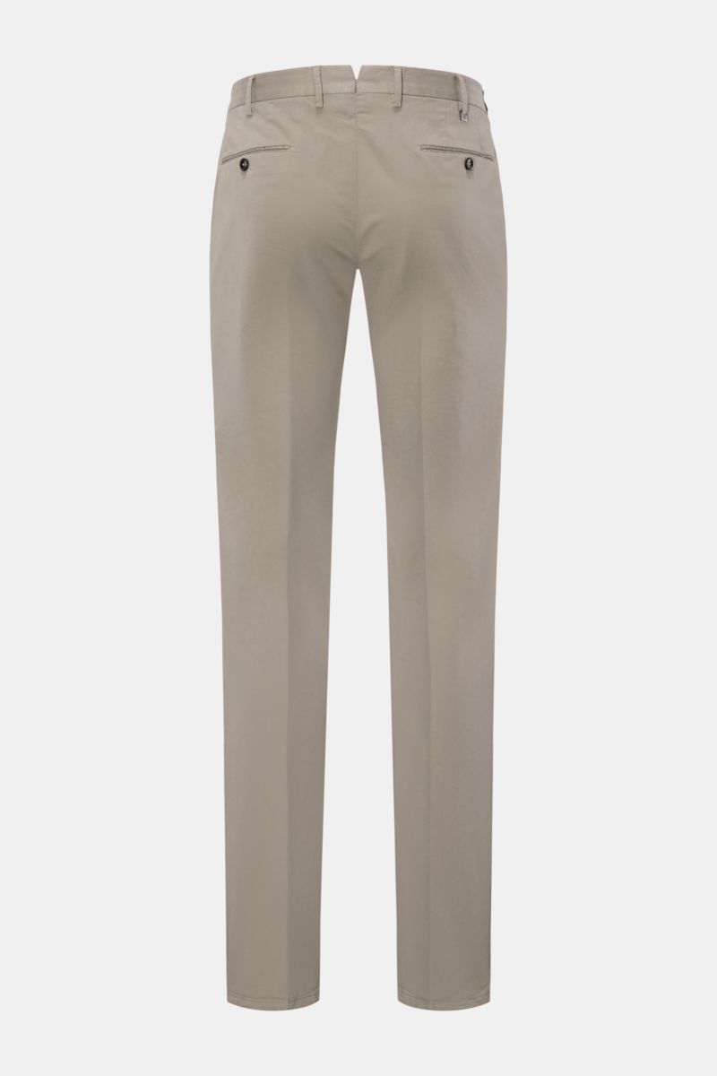 PT Torino Chino 'Slim Fit' taupe aus Baumwolltwill mit leichtem Stretch, schmal zulaufend, Rückansicht mit paspelierten Taschen und Knöpfen.