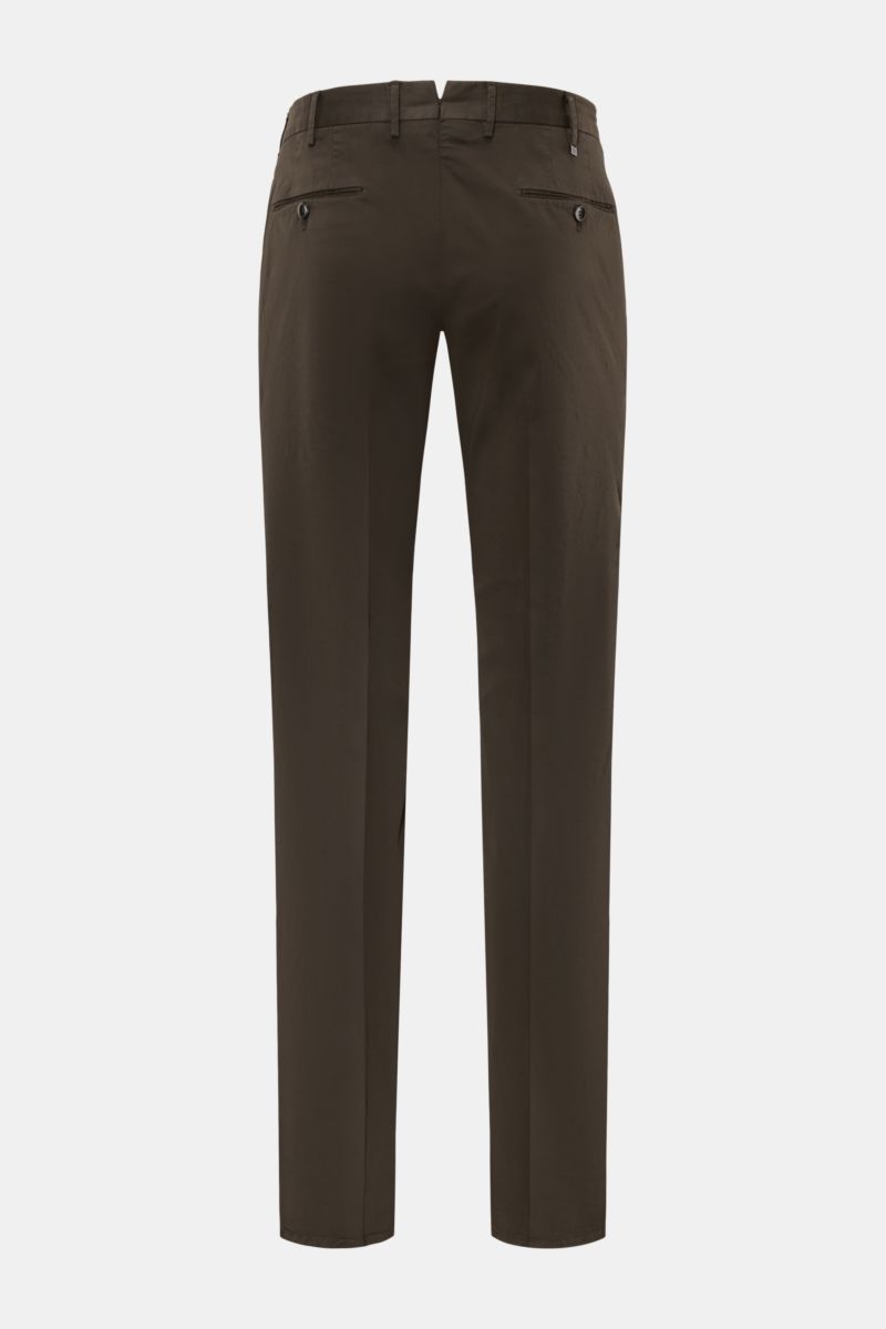 PT Torino Chino 'Slim Fit' dunkelbraun aus Baumwolltwill mit leichtem Stretch, weichem Griff, schmal zulaufend, Rückansicht mit Taschen und Knöpfen.