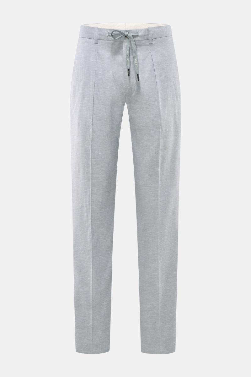 Front view of Circolo 1901 Jogger pants 'Flamed Effect' smoky blue in lightweight cotton blend with drawstring and side pockets.

Casual sophistication refined: With their lightweight cotton fabric, these jogger pants by CIRCOLO 1901 are a stylish opti