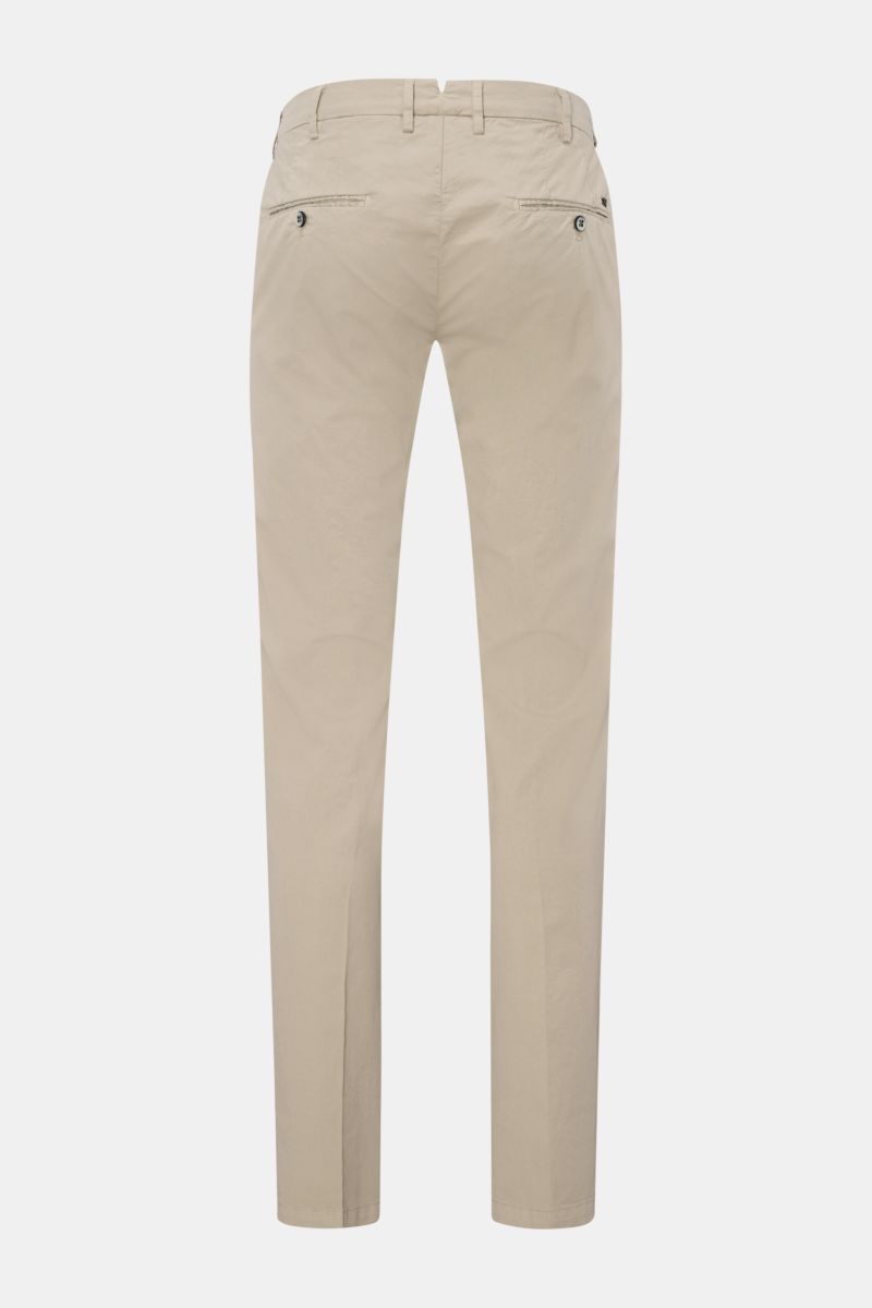 Mason's Chino 'New York Style' sand, Rückansicht, schmal zulaufend, Twill-Baumwolle mit Stretch, Knopf- und Reißverschluss, französische Taschen.