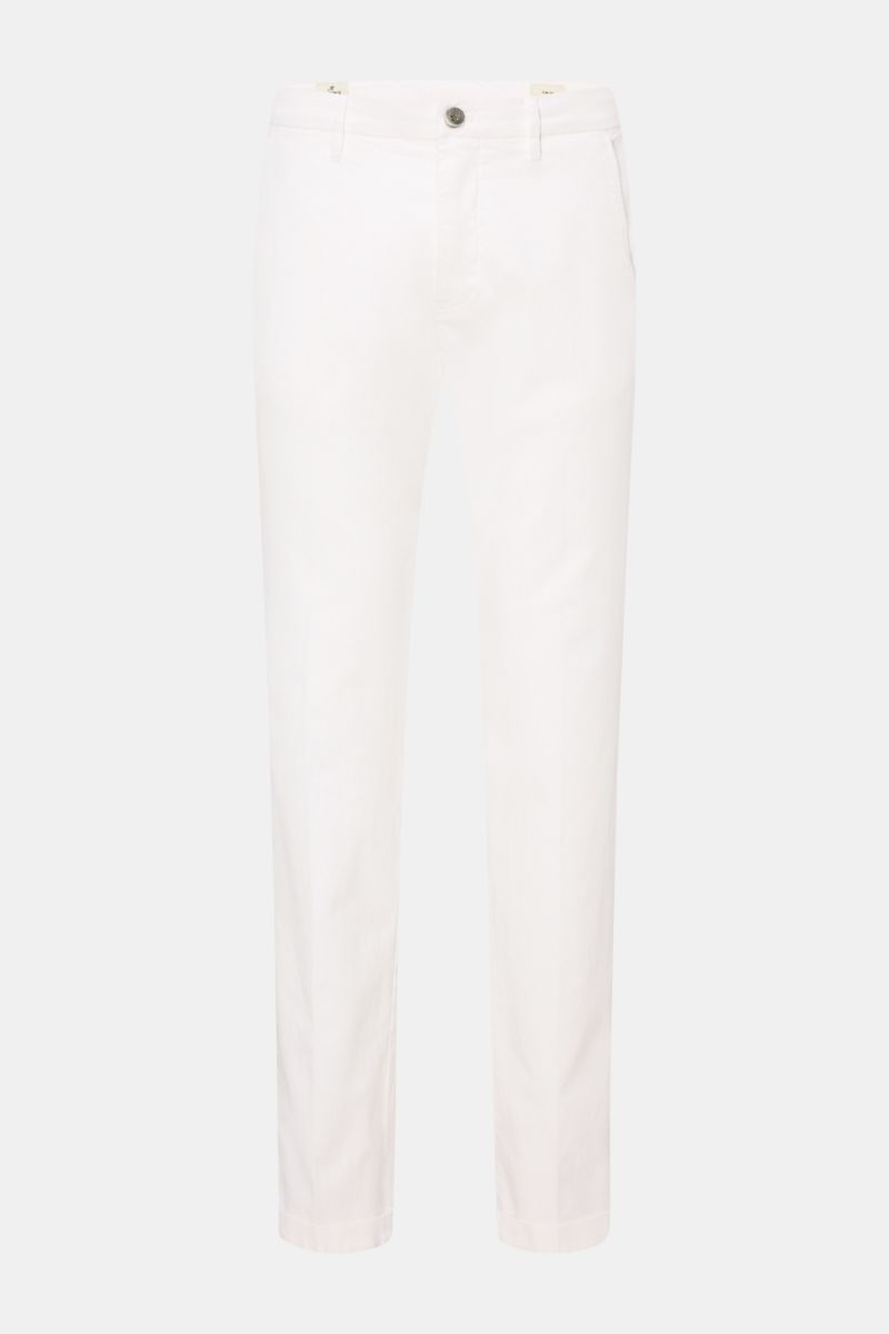 Mason's Chinos 'Torino Style' off-white shown from the front, classic slim-fit chinos made of soft, slightly elastic twill blend of cotton and lyocell, garment-dyed with low waist, tapered cut, zip fly with waist button, French pockets, and jetted back po
