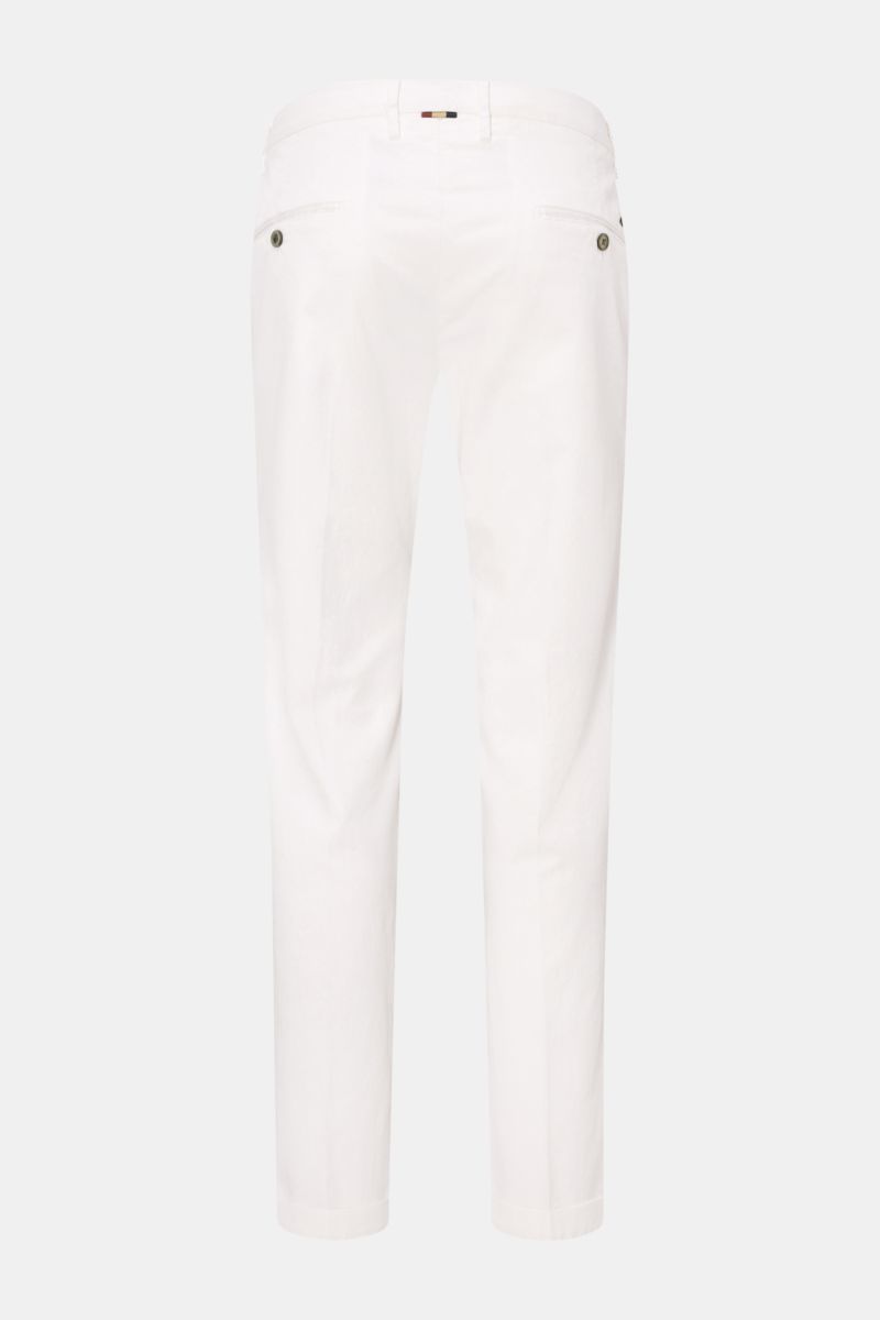 Mason's Chinos 'Torino Style' off-white shown from the back, slim fit, low waist, tapered cut, twill cotton-lyocell blend with stretch for comfort. Looking for a pair of classic chinos? Then look no further than the model 'Torino Style' by MASON'S, becaus