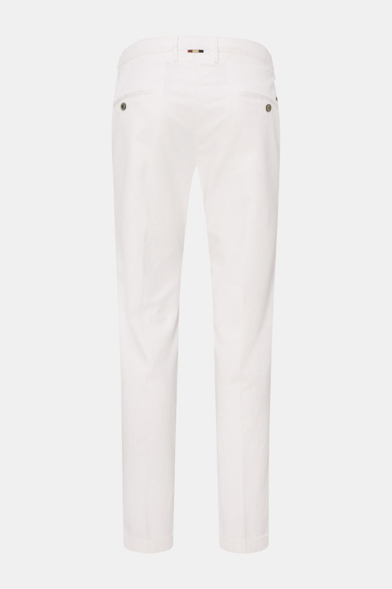 Mason's Chinos 'Torino Style' off-white shown from the back, slim fit with tapered cut, French pockets, jetted back pockets with buttons. Looking for a pair of classic chinos? Then look no further than the model 'Torino Style' by MASON'S, because their bl