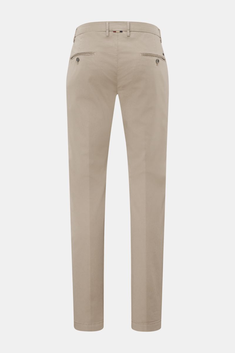 Mason's Chino 'Torino Style' taupe, slim fit, schmal zulaufend, niedrige Bundhöhe, Rückansicht mit paspelierten Gesäßtaschen, Baumwoll-Lyocell Stretch.