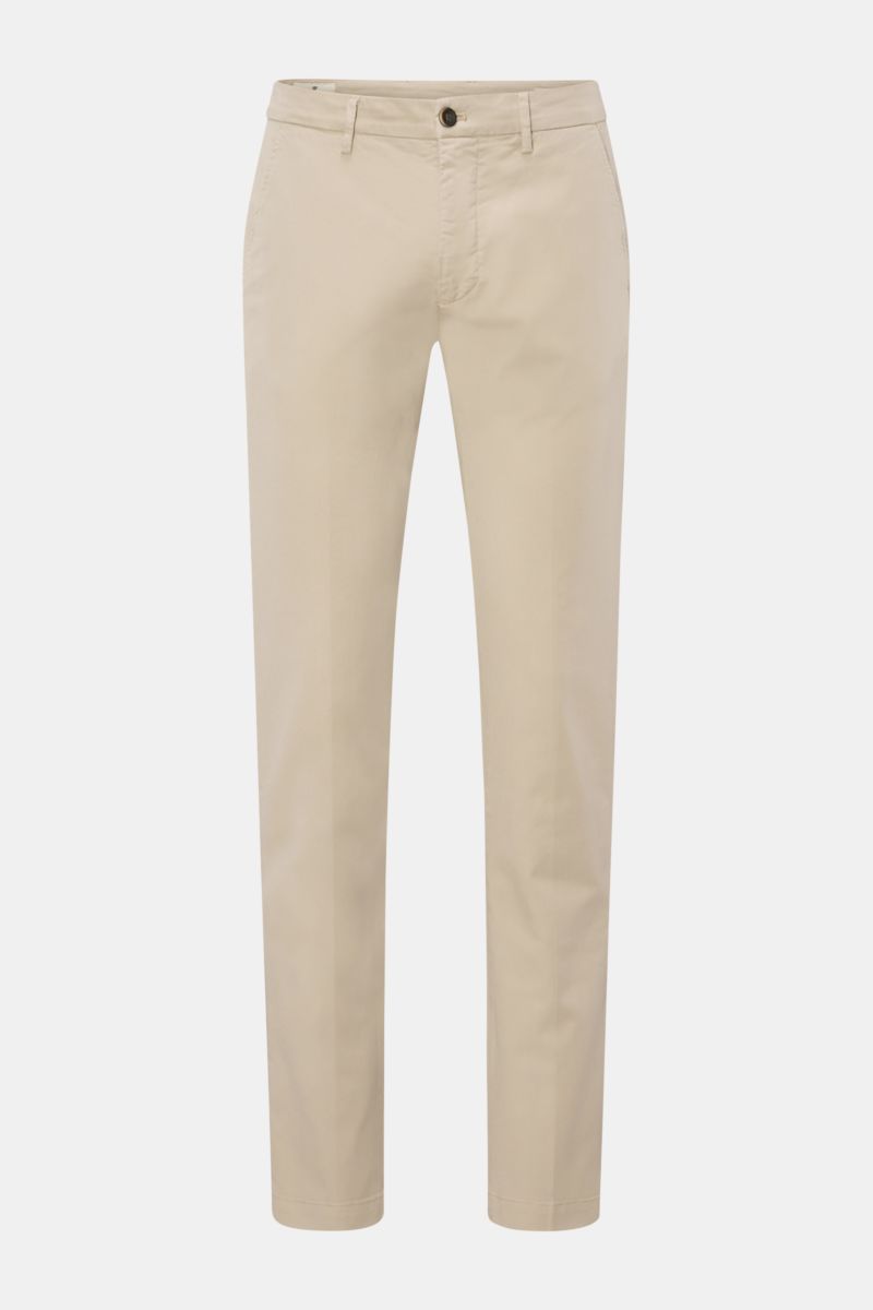 Mason's Chino 'Torino Style' beige, slim fit, schmal zulaufend, aus Baumwolle/Lyocell mit Stretch, frontal fotografiert, mit Zip Fly, Bundknopf und Taschen.