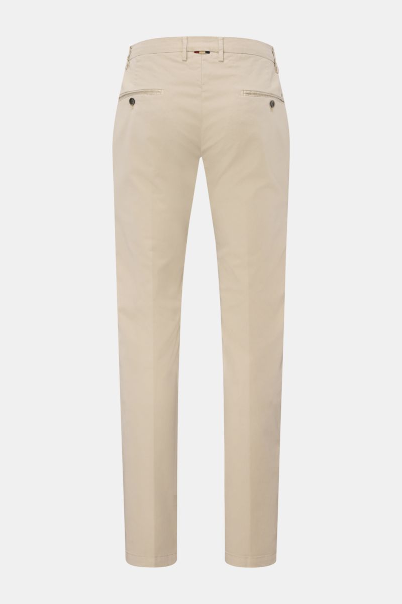 Mason's Chino 'Torino Style' beige, Slim Fit, twill aus Baumwolle/Lyocell, leicht elastisch, schmal zulaufend, Rückansicht mit paspelierten Gesäßtaschen.