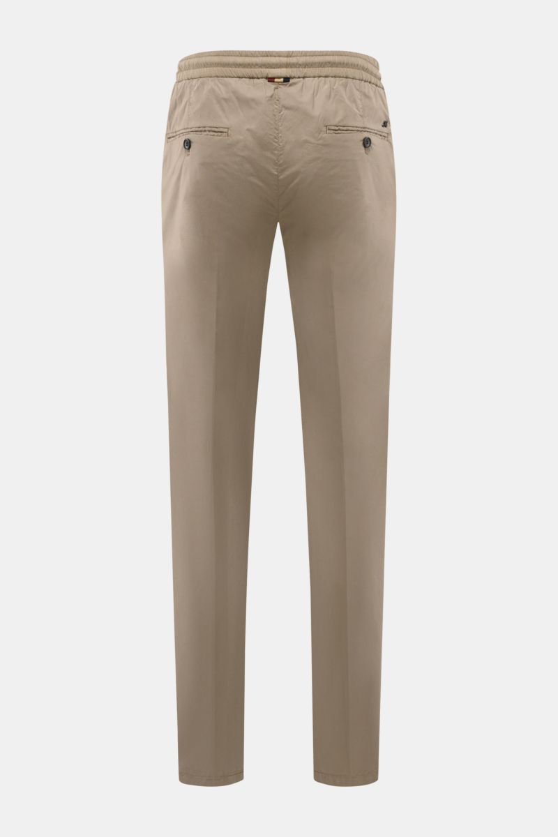 Back view of Mason's Jogger pants 'New York' taupe, slim fit with tapered cut, elasticated waistband, buttoned jetted back pockets.

Comfort and style: The jogger pants 'New York' made of lyocell and cotton in stretchy fabric with a comfortably lightwe