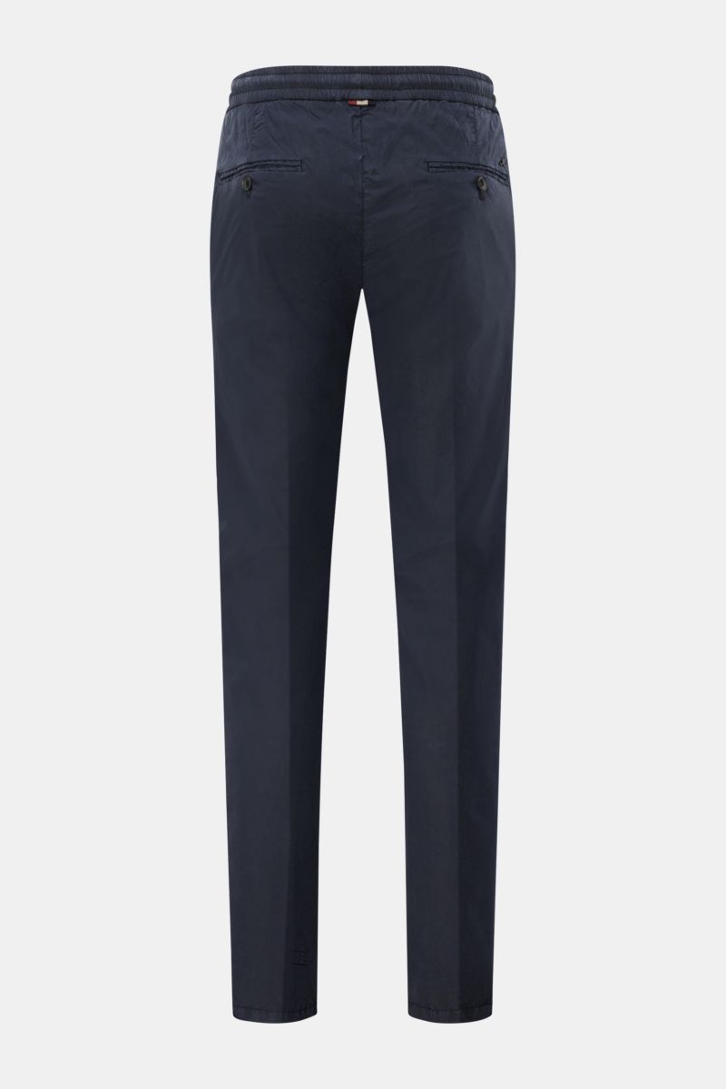 Mason's Jogpants 'New York' navy von hinten, slim fit, aus Baumwolle und Lyocell, mit elastischem Bund, Tunnelzug, Zip Fly und paspelierten Taschen.