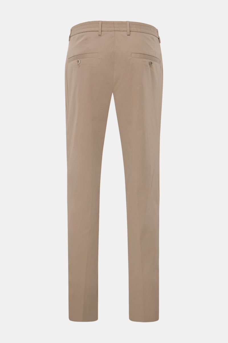 GTA Hose 'Davide' hellbraun, Rückansicht, leichte Baumwoll-Microfaser-Hose, Tapered Fit, schmal zulaufend, Reißverschluss, Bundknopf, französische Taschen.