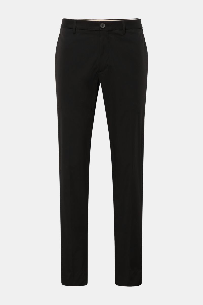 GTA Hose 'Davide' schwarz, frontal fotografiert, leichte Baumwoll-Microfaser-Hose, Tapered Fit, französische Taschen, Bundknopf, Reißverschluss, Logo-Detail.