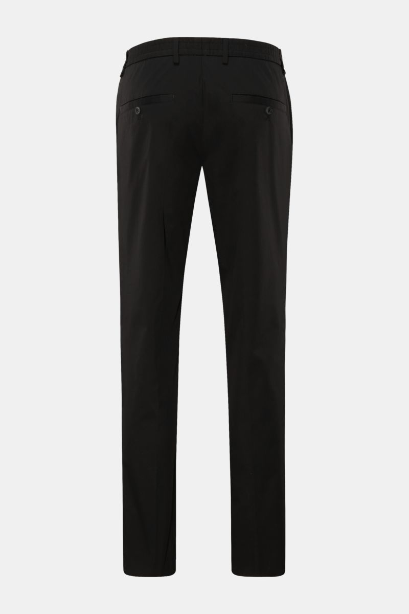GTA Hose 'Davide' schwarz, leichte Business-Hose rückseitig fotografiert, Tapered Fit, Baumwoll-Mix, französische Taschen, Gesäßtaschen mit Knopf, elastischer Bund.