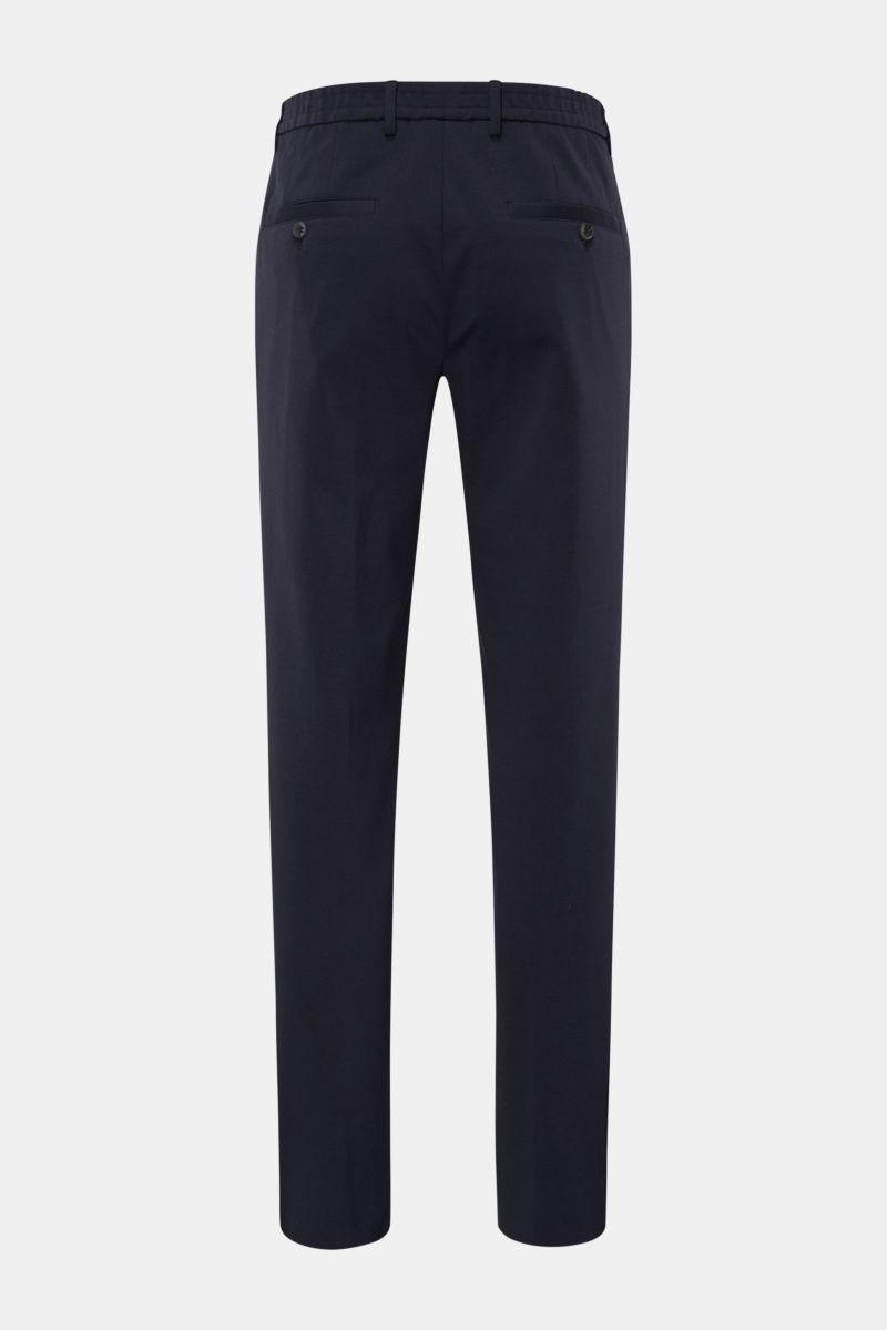 GTA Hose 'Davide' navy Rückansicht, knöchellang, schmal zulaufend, aus elastischem Jersey-Baumwoll-Mix mit französischen Taschen, Bundknopf, Reißverschluss, Logo-Detail, Regular Fit.