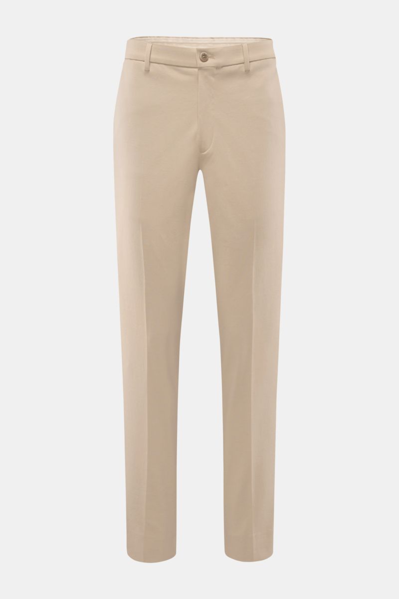Front view of GTA Hose 'Davide' sand, a lightweight jersey cotton-mix trouser with elastic waistband, regular fit, tapered legs, zip and button closure, French pockets, and buttoned back pockets, designed for office and leisure wear. Legerer Klassiker für