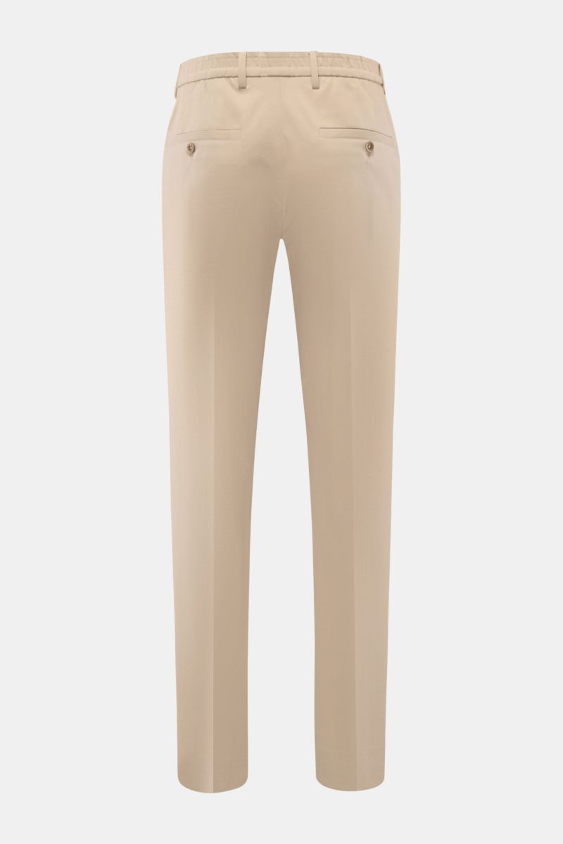 Rear view of GTA Hose 'Davide' sand, lightweight cotton-mix jersey pants with elastic waistband, buttoned back pockets, regular fit, ankle length, tapered legs.

Description: Legerer Klassiker für Office und Freizeit: Die leichte Hose aus Jersey im Bau