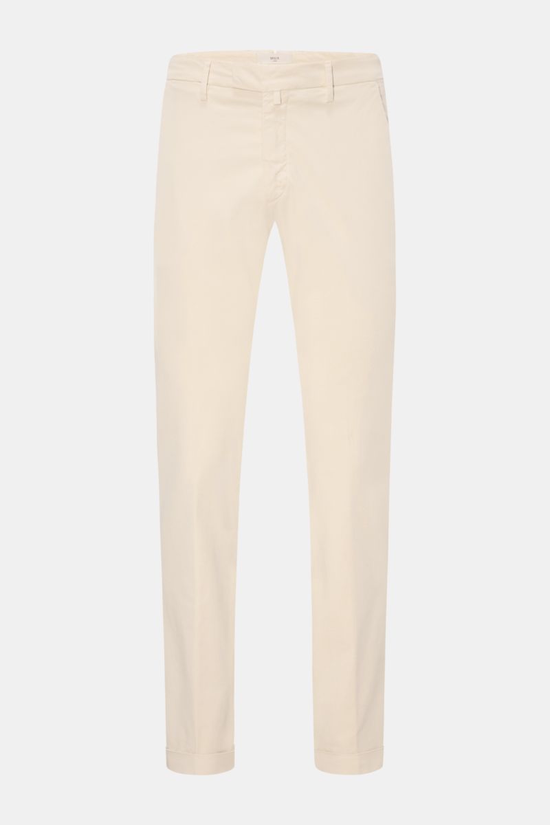 Front view of Briglia 1949 Chinos sand in elasticated cotton with tapered fit, regular thigh width, ankle length, zip and button.

Summery ease meets timeless aesthetic: These chinos by BRIGLIA 1949 offer maximum comfort in an elegant silhouette.
