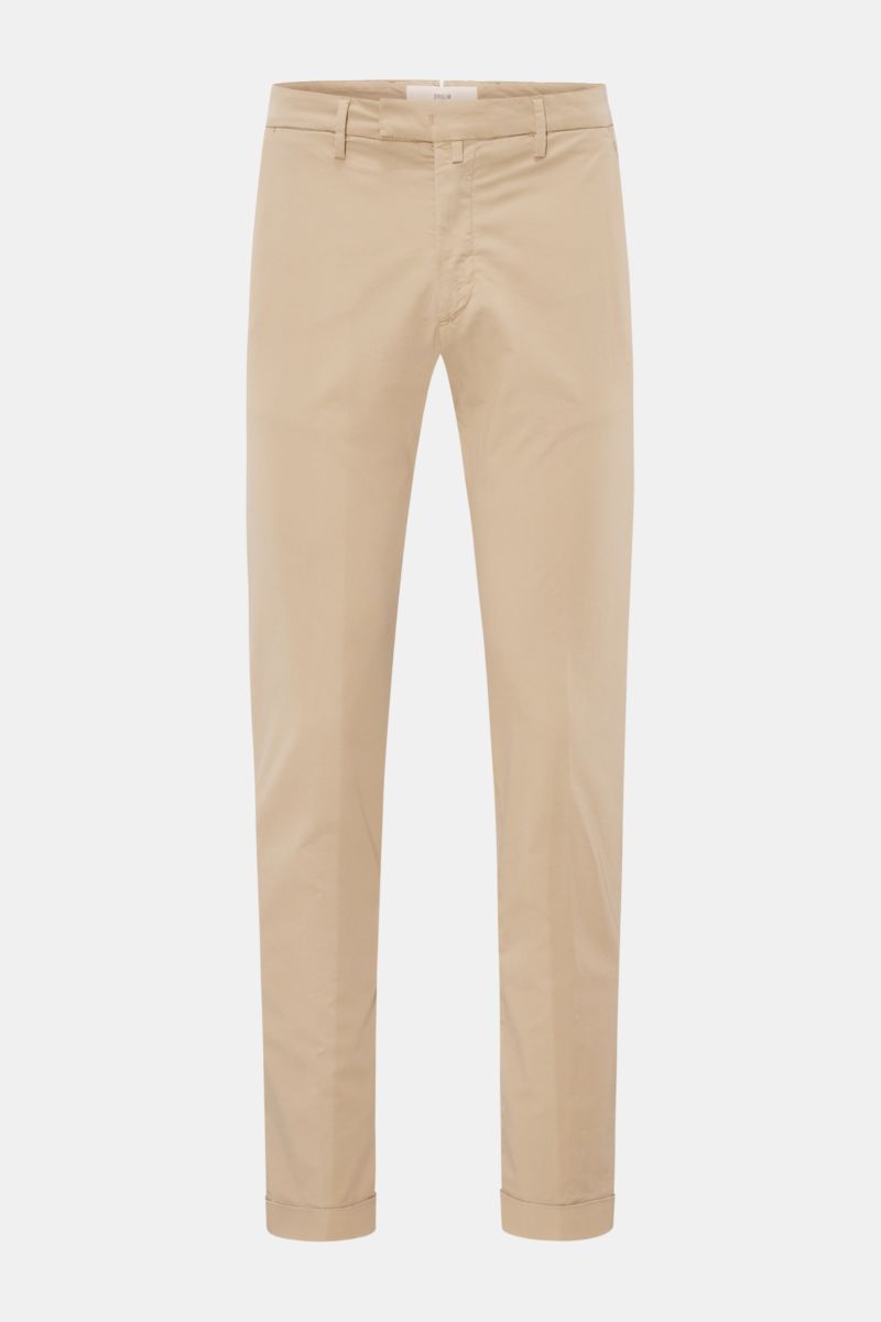 Front view of Briglia 1949 Chinos olive in beige, showcasing an elasticated cotton fabric with tapered fit and ankle length.

Summery ease meets timeless aesthetic: These chinos by BRIGLIA 1949 offer maximum comfort in an elegant silhouette.

