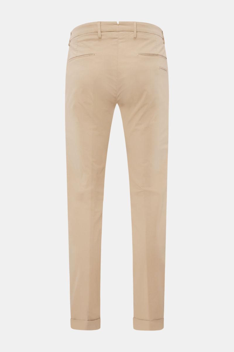 Back view of Briglia 1949 Chinos olive in beige, showing tapered fit, ankle length, zip and button closure, French and jetted back pockets.

Summery ease meets timeless aesthetic: These chinos by BRIGLIA 1949 offer maximum comfort in an elegant silhoue