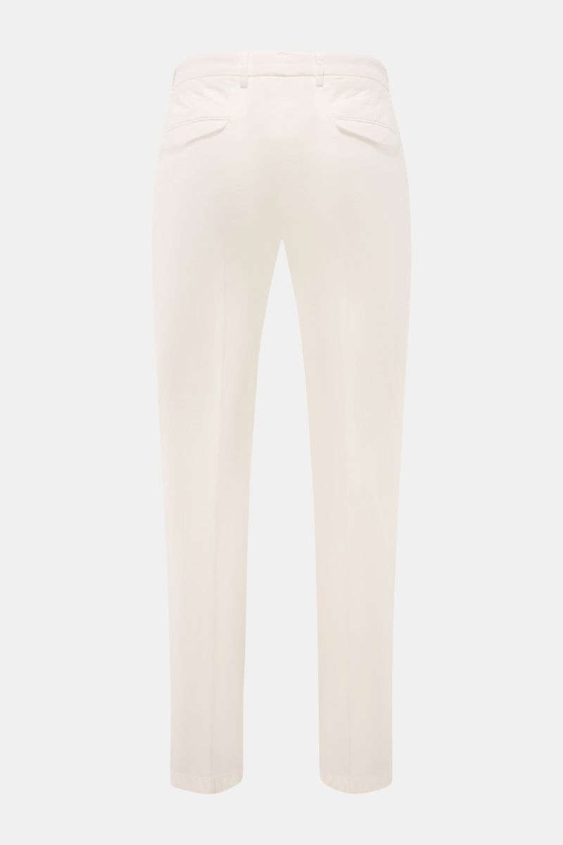 Briglia 1949 Chino offwhite, knöchellang, schmal zulaufend, elastisch, Baumwoll-Twill, Rückansicht mit französischen Taschen und Patten.