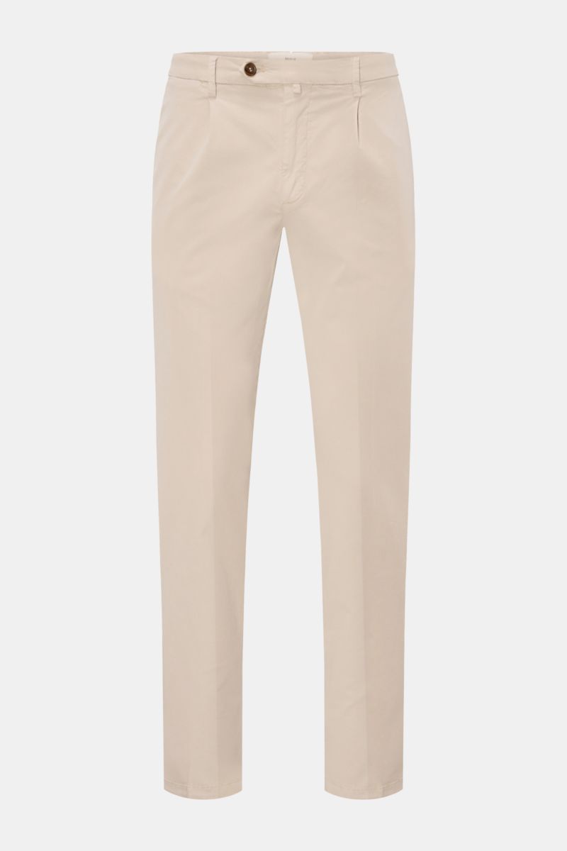 Front view of Briglia 1949 Chinos beige, ankle-length tapered fit with zip, button, French pockets, and back flap pockets.

Description: Maximum comfort meets an elegant silhouette: Summery ease meets timeless aesthetic in these chinos by BRIGLIA 1949.