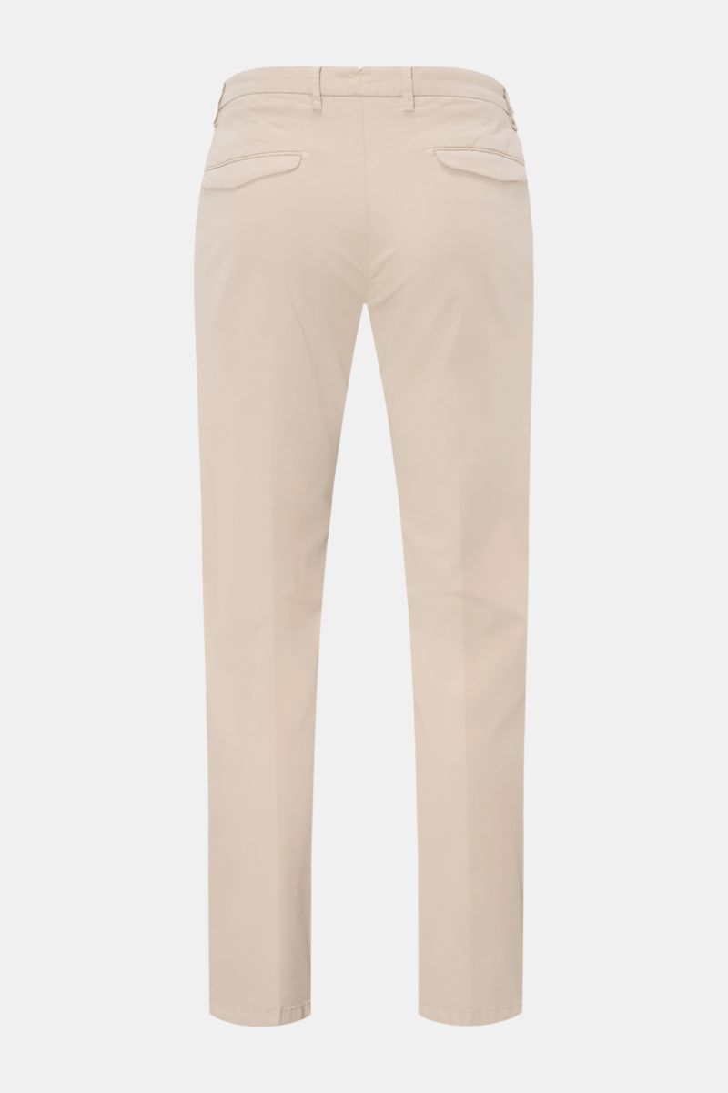 Rear view of Briglia 1949 Chinos beige showing tapered fit, ankle length, back pockets with flap, and soft elasticated fabric.

Maximum comfort meets an elegant silhouette: Summery ease meets timeless aesthetic in these chinos by BRIGLIA 1949.
