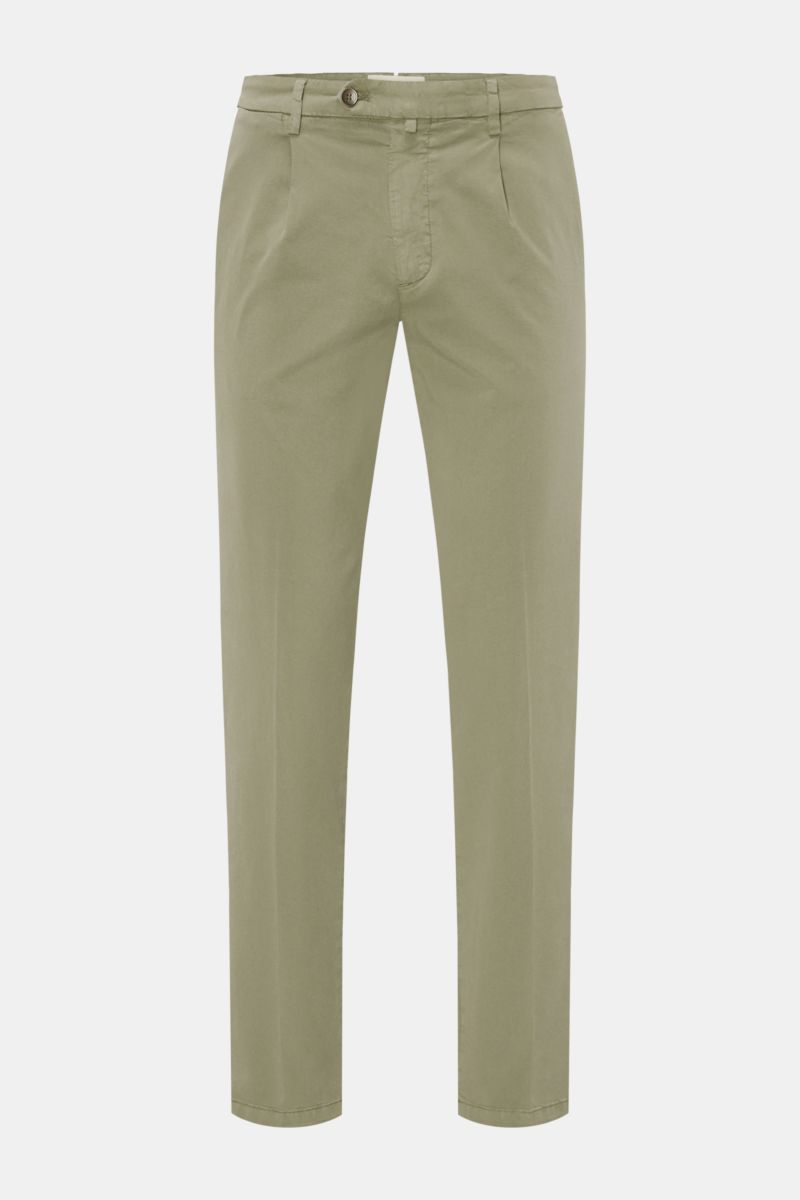Front view of Briglia 1949 Chinos sage in soft, elasticated Tencel and cotton twill with tapered fit, ankle length, French pockets, and back flap pockets. Maximum comfort meets an elegant silhouette: Summery ease meets timeless aesthetic in these chinos b