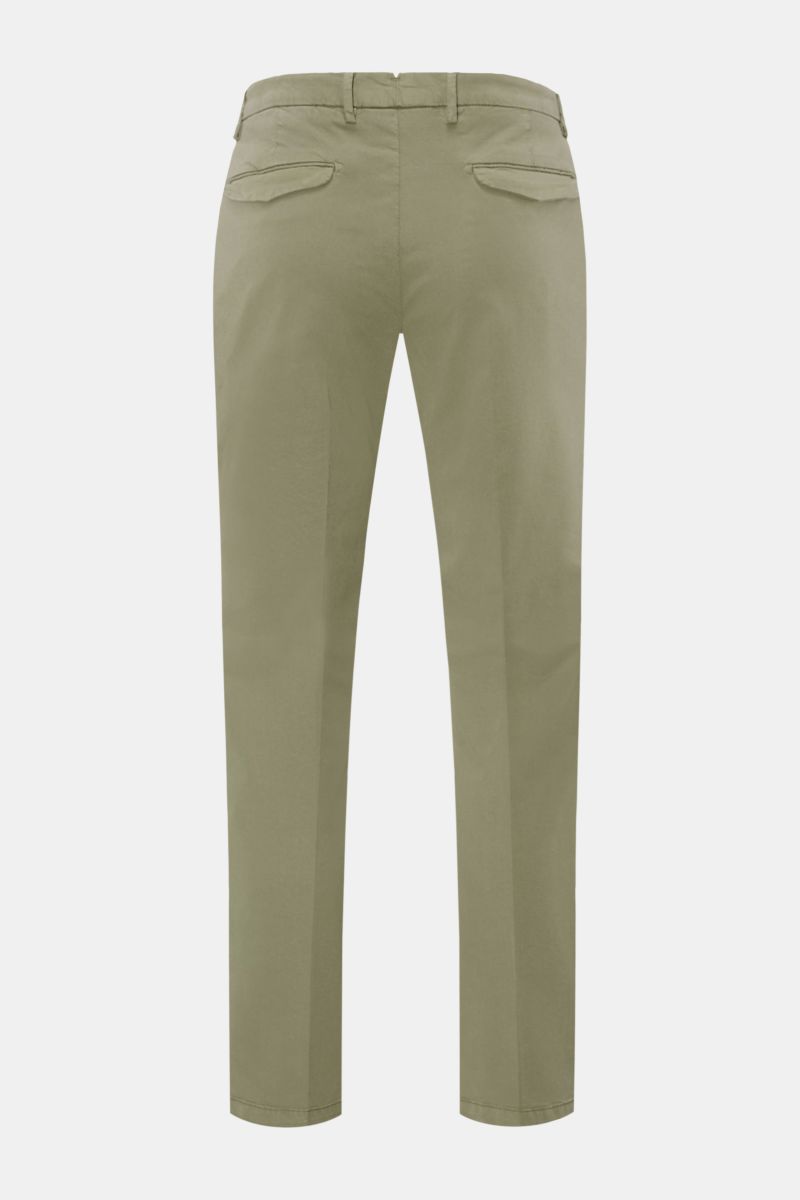 Rear view of Briglia 1949 Chinos sage in a tapered, ankle-length fit with back flap pockets, zip, and waist button.

Maximum comfort meets an elegant silhouette: Summery ease meets timeless aesthetic in these chinos by BRIGLIA 1949.

Tencel