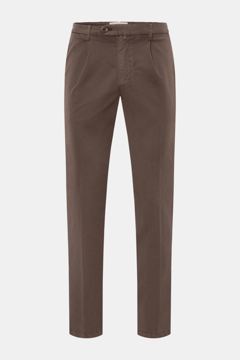 Front view of Briglia 1949 Chinos dark brown in Tencel and cotton twill with elasticated fabric, soft feel, tapered fit, ankle length, zip and waist button, French pockets, and back pockets with flap. Maximum comfort meets an elegant silhouette: Summery e