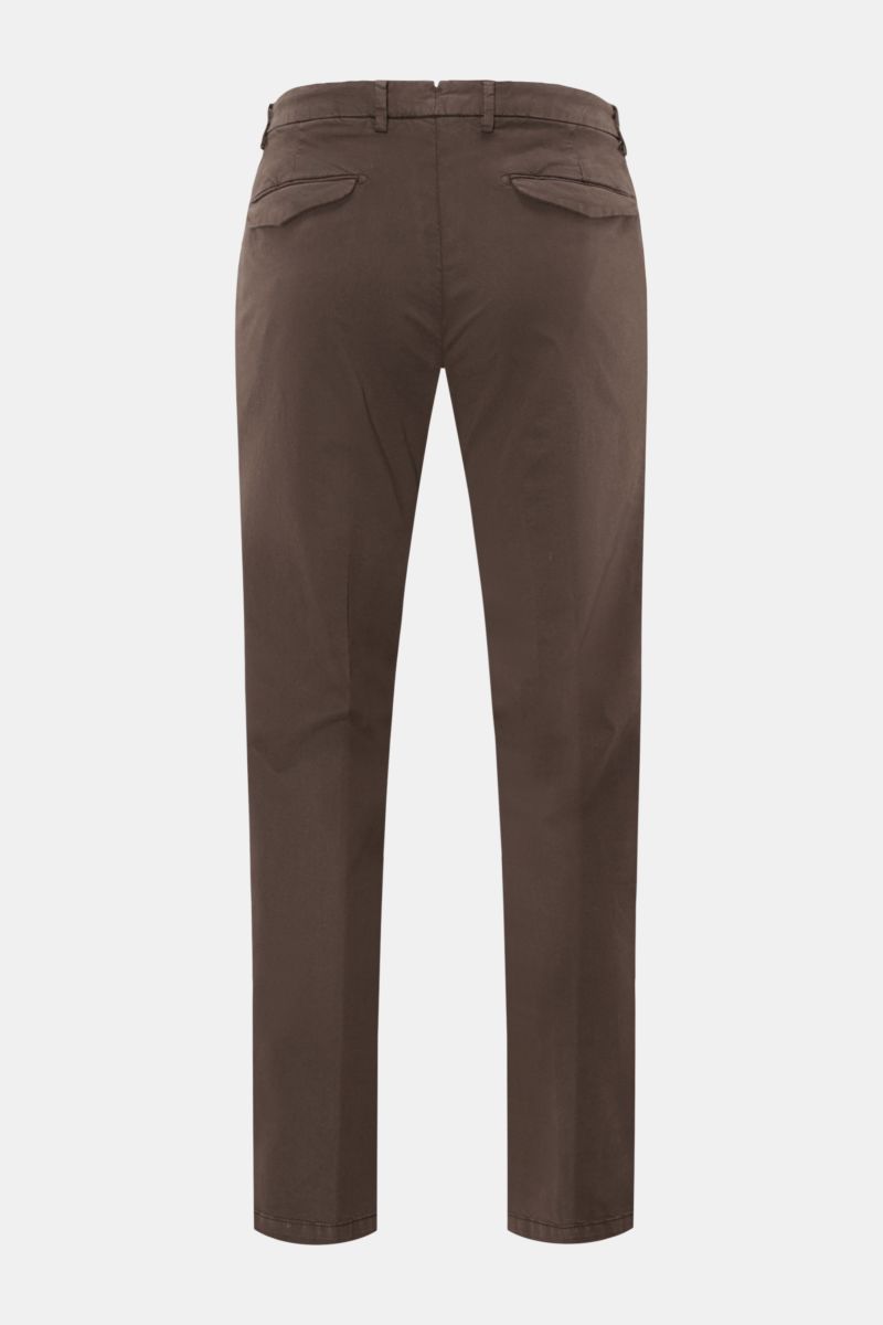 Rear view of Briglia 1949 Chinos dark brown showcasing ankle-length tapered fit with back flap pockets and belt loops.

Maximum comfort meets an elegant silhouette: Summery ease meets timeless aesthetic in these chinos by BRIGLIA 1949.

Ten
