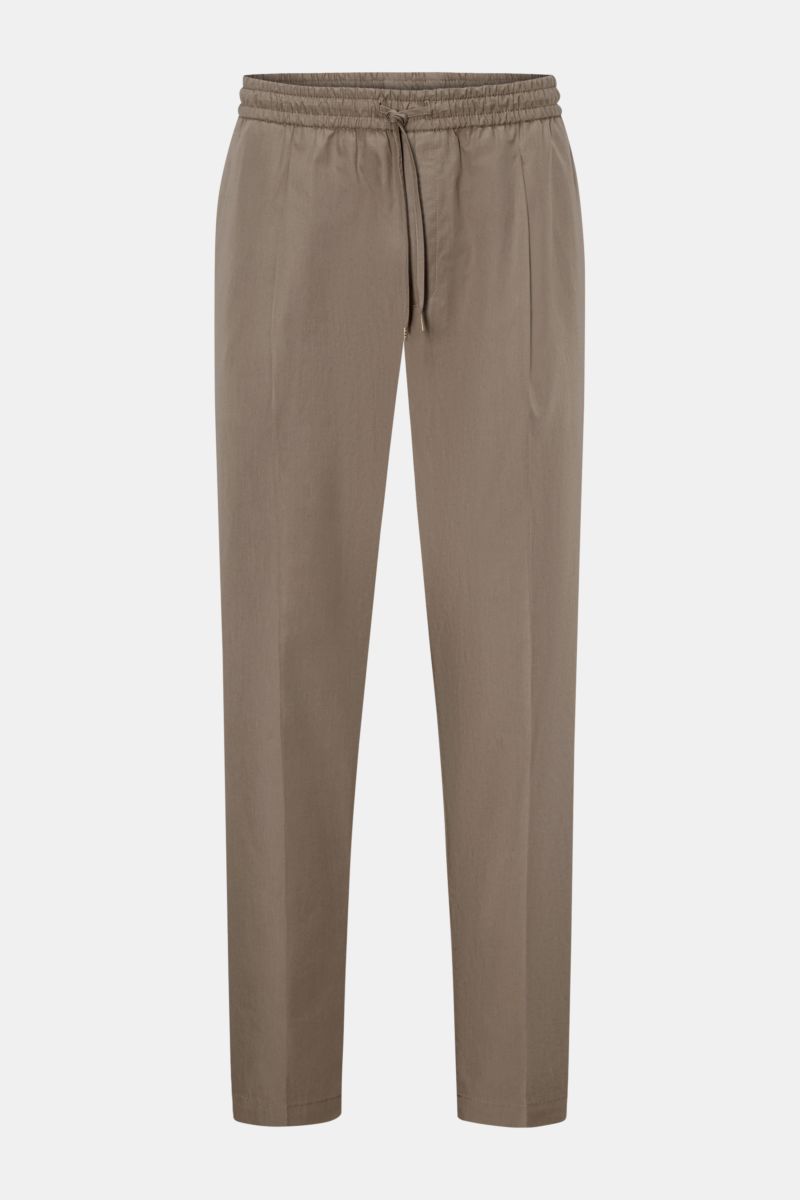 Front view of Briglia 1949 Jogger pants 'Wimbledon' grey-green in slightly stretchy cotton with elasticated waistband and drawstring.

Add some Italian flair to your wardrobe with the casual jogger pants 'Wimbledon' from the label BRIGLIA 1949: A moder