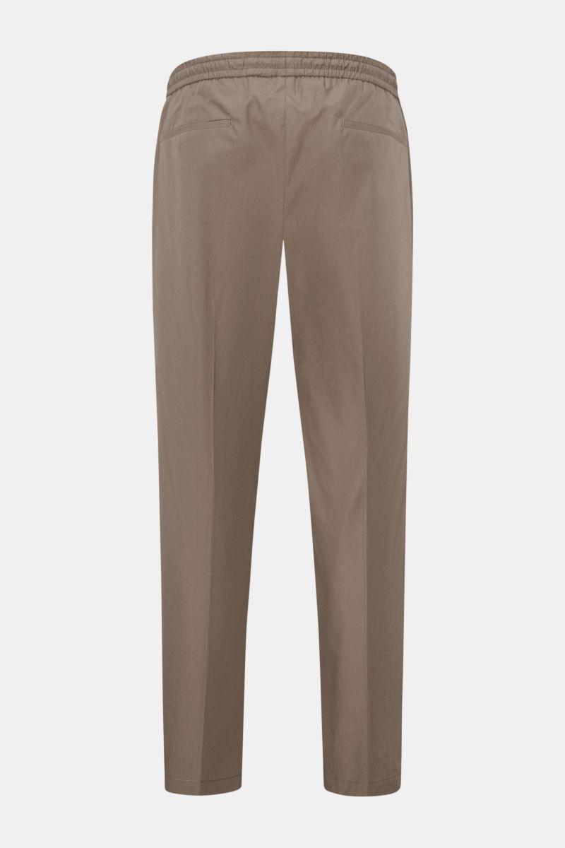 Briglia 1949 Jogger pants 'Wimbledon' grey-green shown from the back, high waist, elasticated waistband with drawstring, French and hip pockets, tapered fit. 

Add some Italian flair to your wardrobe with the casual jogger pants 'Wimbledon' from the la