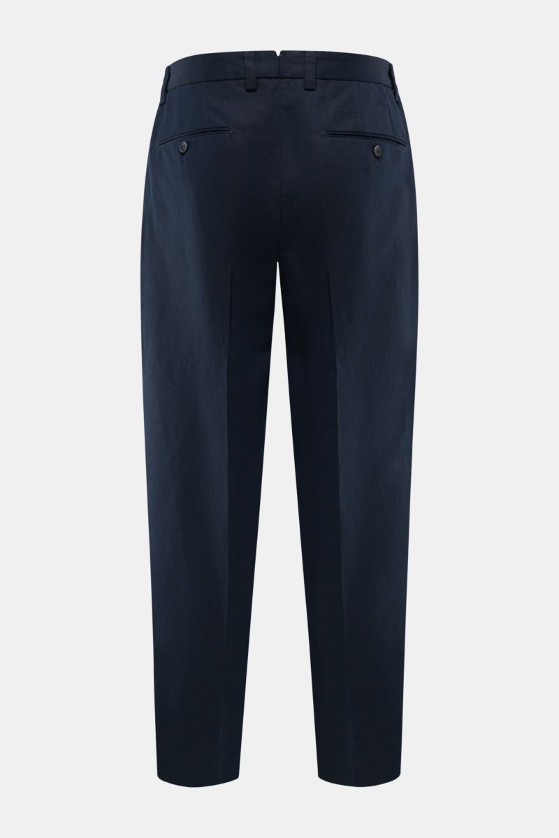 Briglia 1949 Chino 'Portofino' navy, knöchellang, tapered Fit, Baumwoll-Leinen-Twill, Rückansicht mit paspelierten Gesäßtaschen und Knopf.