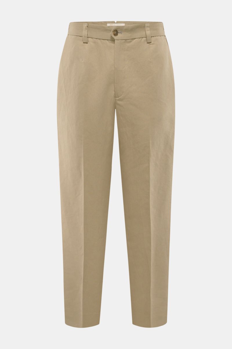 Front view of Briglia 1949 Chino 'Portofino' beige trousers in cotton and linen twill with tapered fit, regular thigh width, ankle length, zipper, button, and French pockets. Hoher Tragekomfort trifft elegante Silhouette: Mit der edlen Hose 'Portofino'