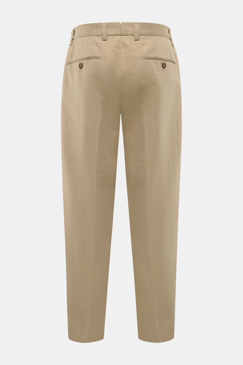Beige Briglia 1949 Chino 'Portofino' shown from the back, made of cotton-linen twill with tapered fit, regular thigh, ankle length, buttoned welt back pockets, and belt loops. Hoher Tragekomfort trifft elegante Silhouette: Mit der edlen Hose 'Portofino