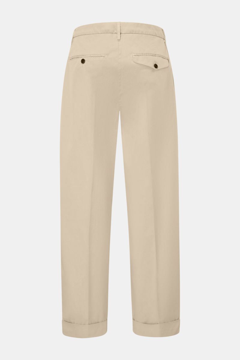 Dondup Baumwollhose 'Mel' beige, knöchellang, Loose Fit, aus weichem Twill, Rückansicht mit Gesäßtaschen, Bundfalte und fixiertem Saumaufschlag.